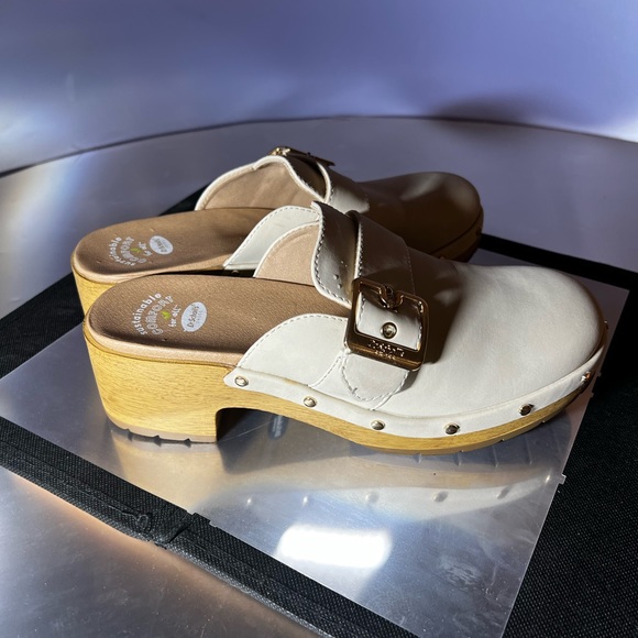 Dr. Scholl’s Shoes Cream Slip-On Closed-Toed Clogs, size 7.5M - Picture 3 of 6